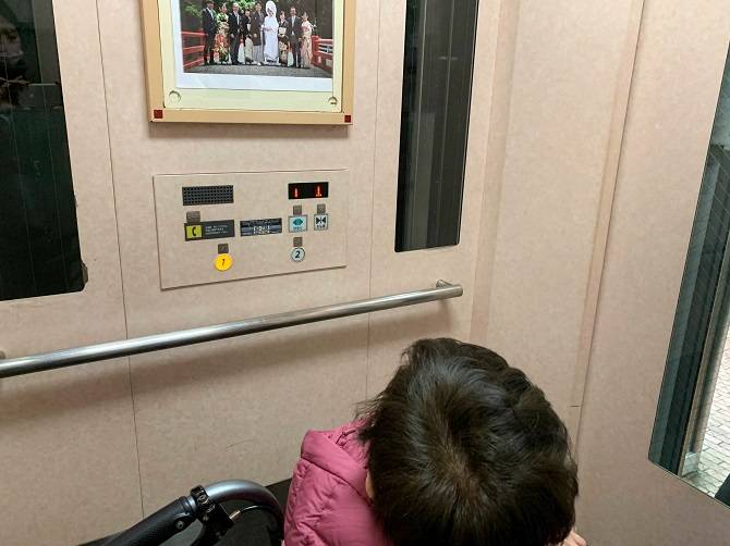 『湯本富士屋ホテル』屋外エレベーターの中の様子　操作盤が低い位置にもある