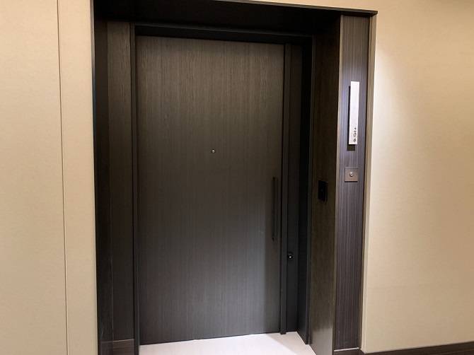 【箱根・強羅 佳ら久】ユニバーサルルーム206号室の入り口スライドドア