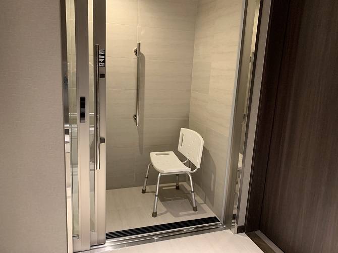 シャワールームにセットされているシャワーチェア