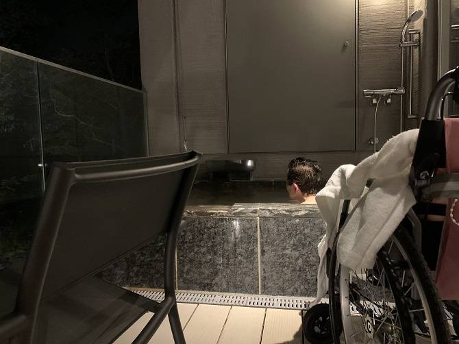 【箱根・強羅 佳ら久】ユニバーサルルームの露天風呂につかる母