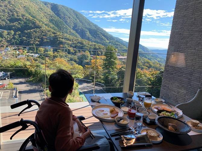 【箱根・強羅 佳ら久】の朝食会場で案内された個室の席から見える景色（遠く続く箱根の山が見える）
