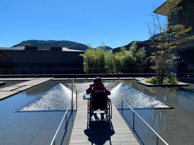 【箱根・強羅 佳ら久】にある水盤が美しい「水のテラス」を車いすで散歩する母