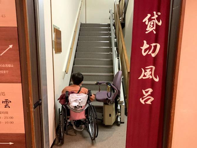 『湯本富士屋ホテル』貸切風呂へ向かう階段と昇降機