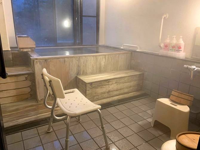 『湯本富士屋ホテル』貸切温泉風呂「彩雲」浴室内の様子