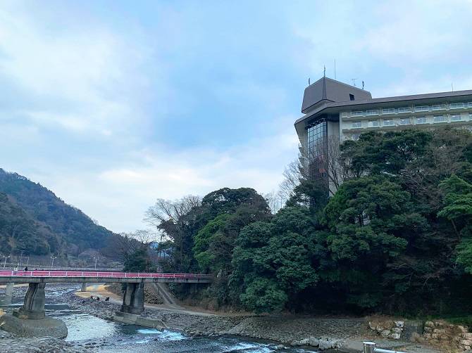 『湯本富士屋ホテル』とあじさい橋