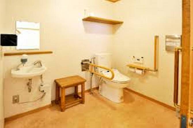 【公営宿泊施設 ビレッジ安曇野】バリアフリー特別室（和洋室・最大７名）のトイレ内の様子