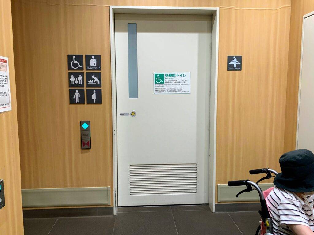 JR東京駅丸の内南口の車椅子待合所内にある多機能トイレ