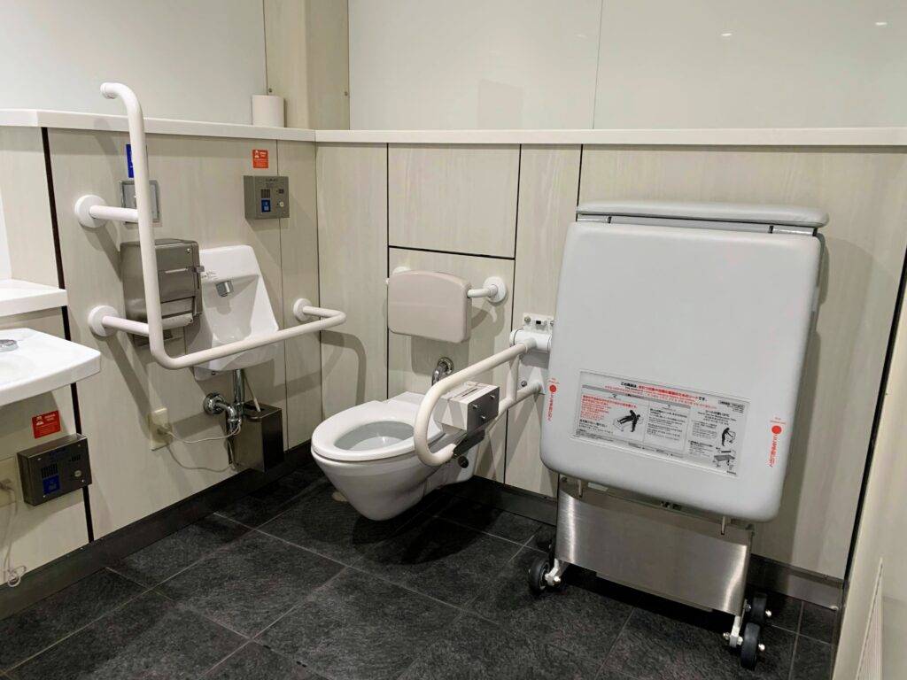 JR東京駅丸の内南口の車椅子待合所内にある多機能トイレ（中の様子）