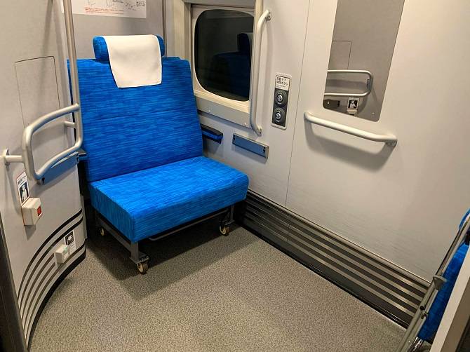 新幹線（N700系）の多目的室　中の様子　２人掛けシートがひとつ