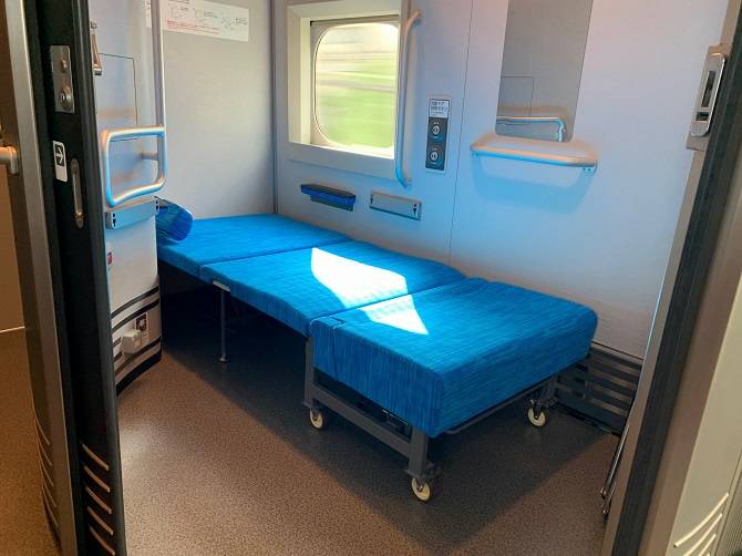 新幹線（N700系）の多目的室　中の様子　２人掛けシートを展開してベッドにしたところ