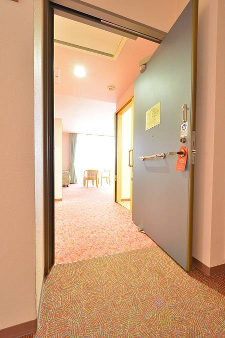 【ホテル・ラヴニール】デラックスツインルーム（最大５名・36平米）の入り口