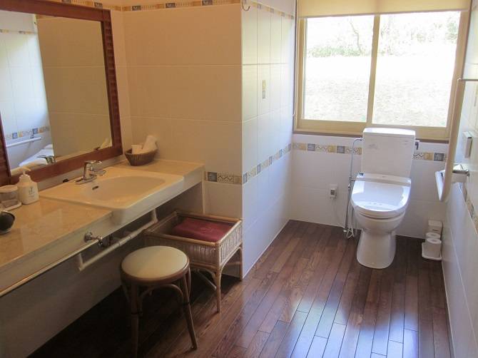 旭岳温泉【ホテルディアバレー】ユニバーサルデザインツイン（定員２名・47平米）のトイレと洗面