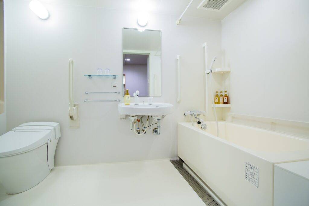 【ホテルメルディア京都四条大宮】ユニバーサルルーム（最大４名・26平米）のバスルーム
