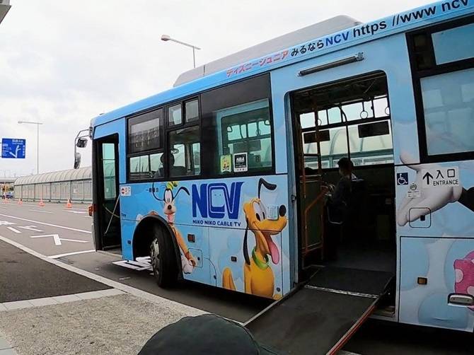 函館空港から函館駅へ向かう路線バス　バス停でスロープを出して待機中