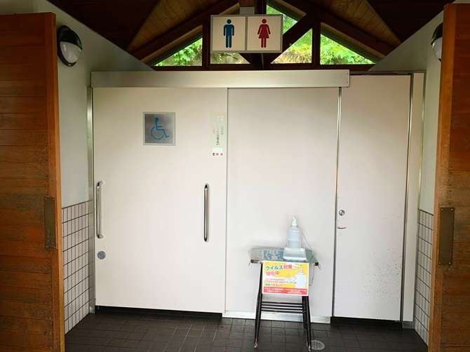 函館【トラピスチヌ修道院】車いす対応トイレの個室のドア