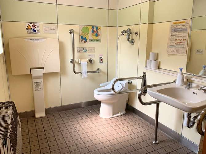 函館【市民の森売店】イートインスペースにあるだれでもトイレの中のようす