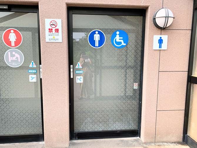 函館【市民の森売店】外にある共用トイレの男子トイレ外観