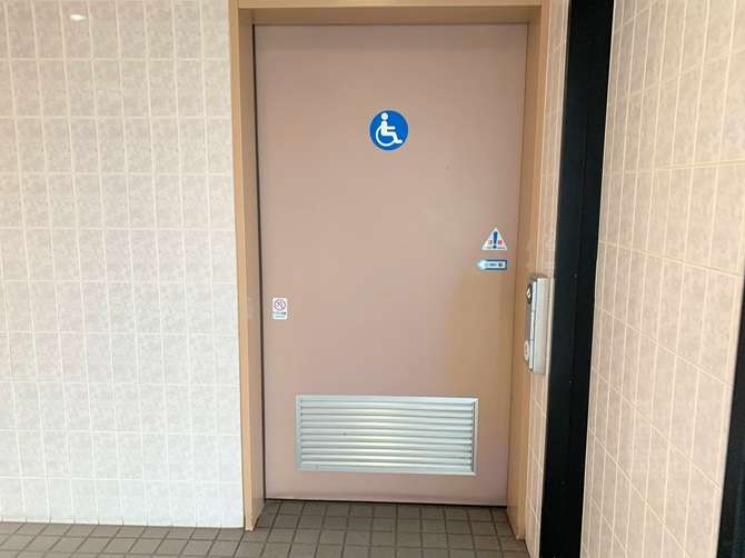 函館【市民の森売店】外にある共用トイレ　車いす対応トイレ個室の入口