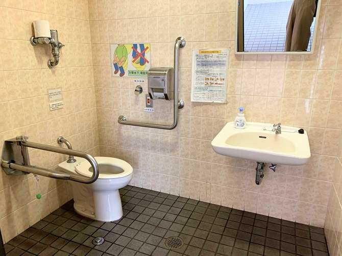函館【市民の森売店】外にある共用トイレ　車いす対応トイレ個室の中のようす