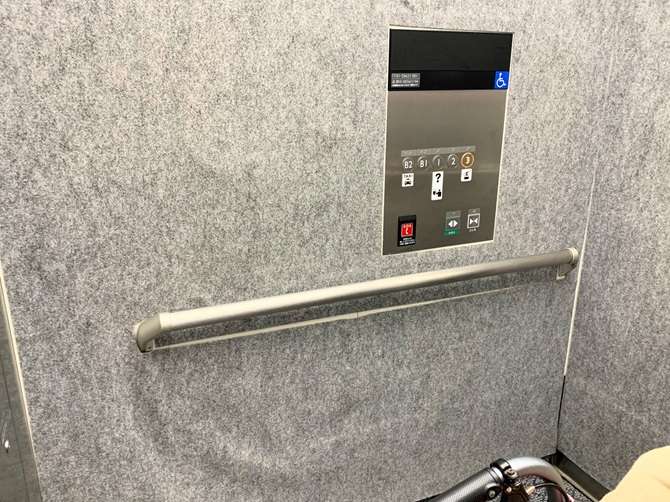 【函館山ロープウェイ】山麓駅のエレベーター内 操作盤の様子